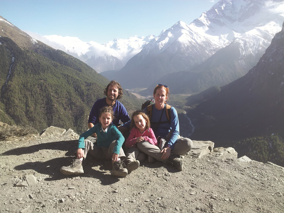 על פסגת העולם. משפחת איכנגרין בטרק בנפאל (מתוך אלבום משפחתי)