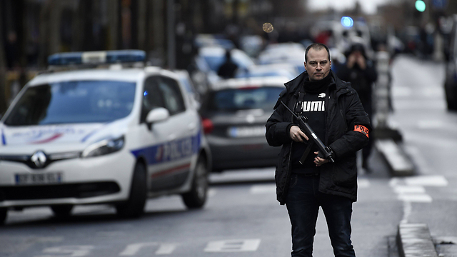 דקות לאחר סיכול הפיגוע, היום בפריז (צילום: AFP) (צילום: AFP)