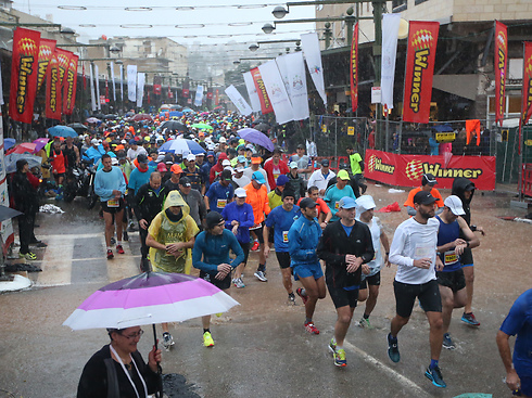 מרוץ טבריה. רצים למרות הגשם (צילום: אורן אהרוני) (צילום: אורן אהרוני)