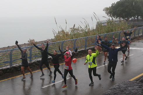 מרתון טבריה הגשום בשנה שעברה (צילום: אורן אהרוני) (צילום: אורן אהרוני)