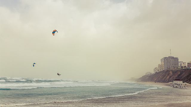 Paragliders make the most of the windy weather in Netanya (Photo: Oren Amrani)