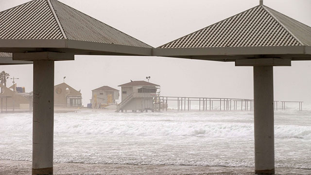 רוחות עזות אתמול בחוף בנתניה (צילום: AFP) (צילום: AFP)