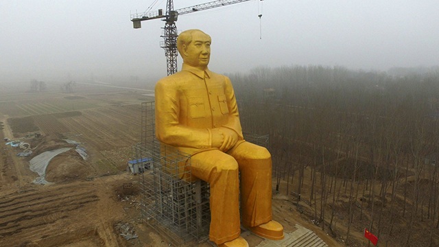 פסל ענק של מאו צה טונג, מייסד סין הקומוניסטית, בקייפנג שבמרכז סין. גובה הפסל, שבנייתו עדיין לא הושלמה: 36.6 מטרים (צילום: AFP) (צילום: AFP)