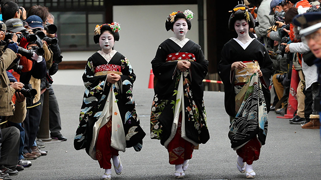 רקדניות יפניות בטקס השנה החדשה בתיאטרון בקיוטו (צילום: gettyimages) (צילום: gettyimages)
