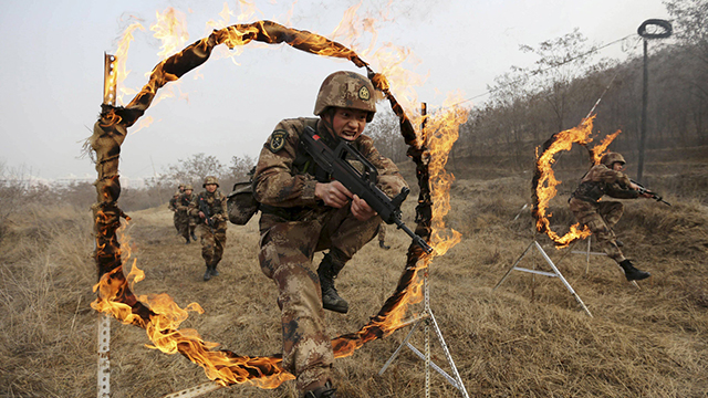 חיילים סינים לקראת זינוק לחישוקים בוערים בבסיס במחוז גאנסו  (צילום: רויטרס) (צילום: רויטרס)