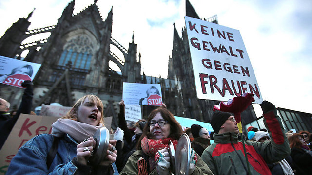 מחאה בגרמניה בעקבות התקיפות המיניות בקלן (צילום: AP) (צילום: AP)