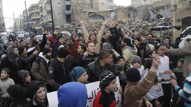 הפגנה של תומכי המורדים נגד המצור על מדייה (צילום: רויטרס) (צילום: רויטרס)