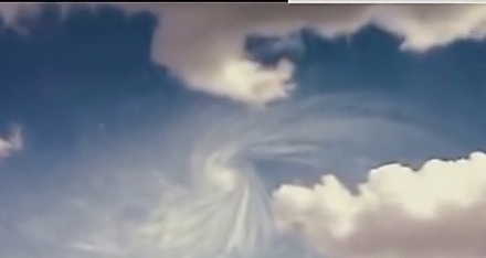 תנועה מוזרה של עננים (מתוך הסרטון)