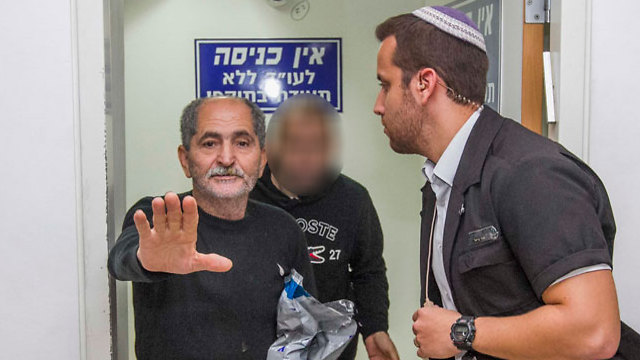 אביו של המחבל, מוחמד מלחם, משתחרר בבית המשפט (צילום: עידו ארז) (צילום: עידו ארז)