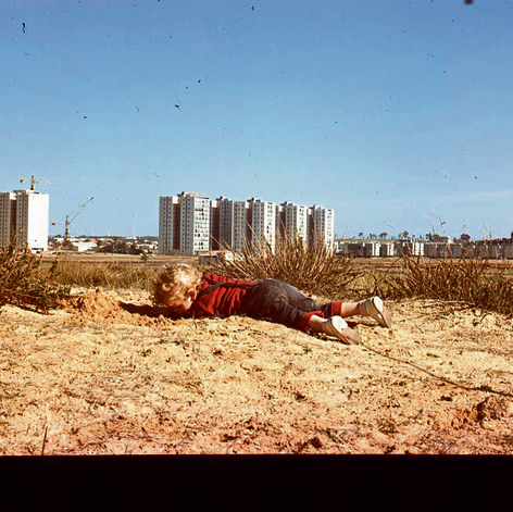 אפרת חופרת בחול באזור קרית שאול | צילום: עמינדב (עמי) ברנשטיין