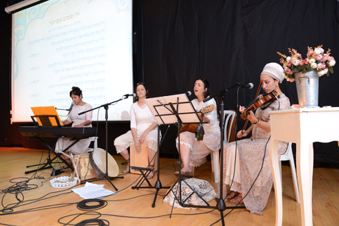 אודה-יה מנגנת בהופעה (צילום: אודליה שין)