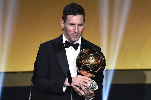 ומי בא לעזרתו בכדור הזהב? דווקא רונאלדו (צילום: AFP) (צילום: AFP)