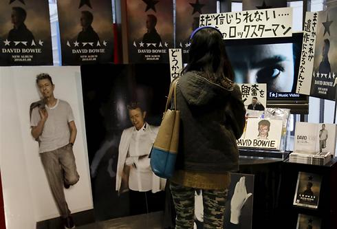 חנות תקליטים בטוקיו בסימן בואי (צילום: AFP) (צילום: AFP)