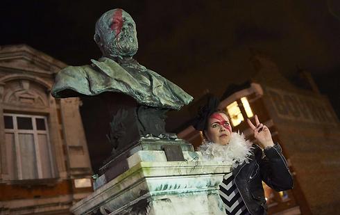 פסלו של הנרי טייט, בפתח גלריית הטייט, אופר כדמותו של בואי (צילום: AFP) (צילום: AFP)