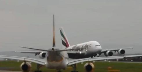 מטוס איירבוס A380 של אמירייטס רועד בנחיתה