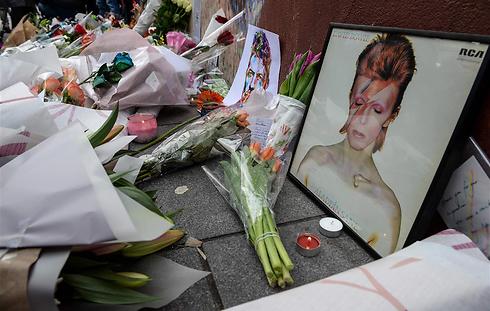 פרחים לזכרו של בואי בלונדון (צילום: AFP) (צילום: AFP)