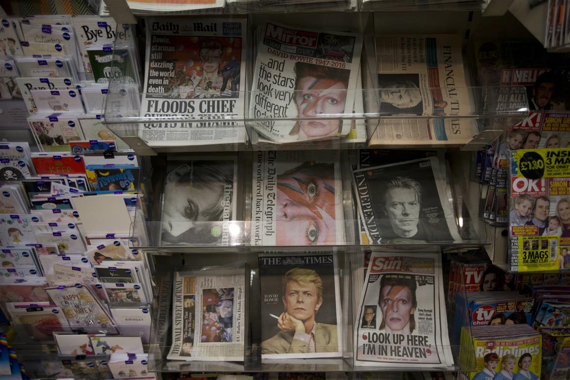 דיוויד בואי על שערי עיתונים בבריטניה (צילום: רויטרס) (צילום: רויטרס)
