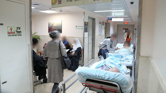 Patients at the Rambam Medical Center in Haifa stay in the hall as the rooms are filled to capacity (Photo: Elad Gershgoren)