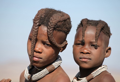 ילדות מתבגרות משבט ההימבה, נמיביה. נערות המגיעות לפרקן נוהגות לעצב שערן ולמרוח גופן בבוץ. לכל נערה שתי צמות קלועות (צילום: אריה דהן) (צילום: אריה דהן)