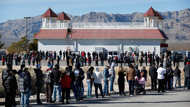 מנחשים עומדים בתור לקניית כרטיסים בגבול קליפורניה-נבאדה (צילום: AP) (צילום: AP)