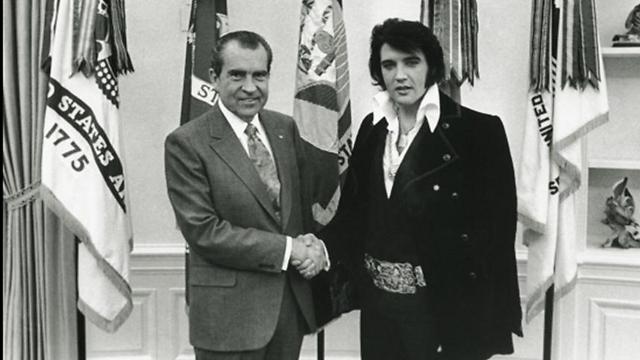 וכך זה נראה במציאות. ריצ'רד ניקסון ואלוויס פרסלי בבית הלבן, 1970 ()