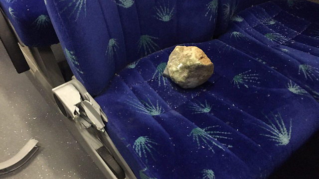אחת מהאבנים שהושלכו לעבר האוטובוס (צילום: איחוד הצלה) (צילום: איחוד הצלה)
