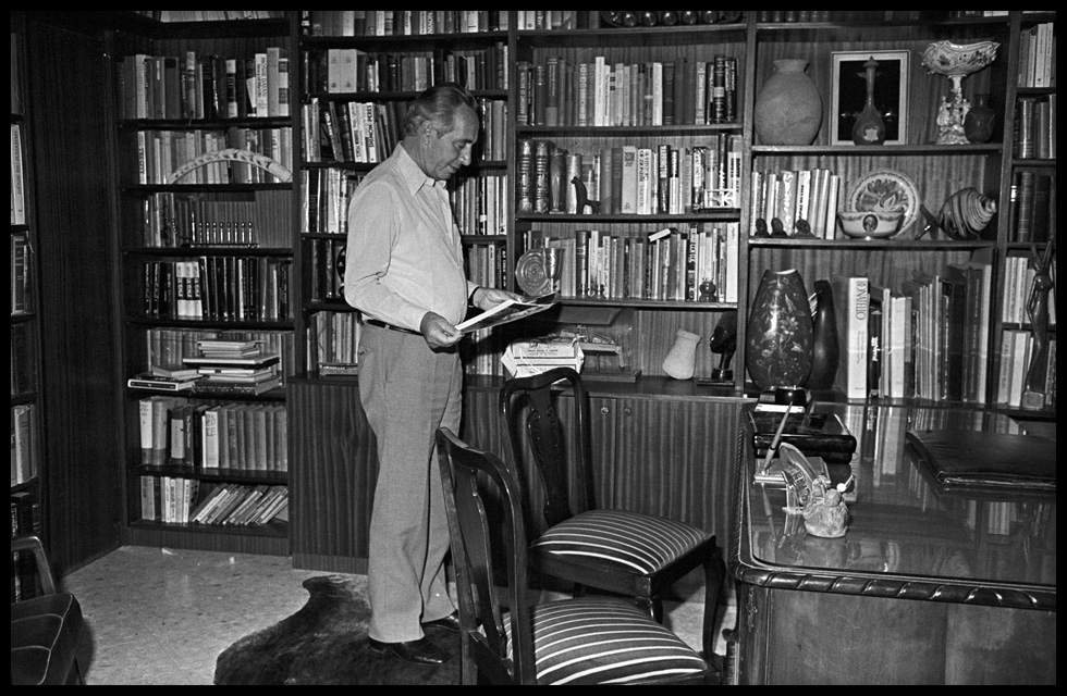 שמעון פרס בספריית ביתו בתל אביב, 1981 (צילום: דוד רובינגר)