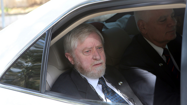 המבקר שפירא מגיע למשרד ראש הממשלה (צילום: אלכס קולומויסקי, "ידיעות אחרונות") (צילום: אלכס קולומויסקי, 