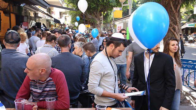Solidarity event at the Simta bar in Tel Aviv two weeks after a shooting attack (Photo: Motti Kimchi)