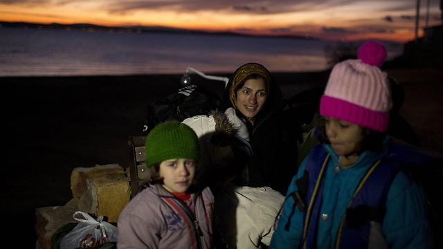 בדרך לחיים באירופה. מהגרים באי כיוס ביוון  (צילום: AP) (צילום: AP)