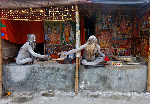 הינדים מכוסים אפר בפסטיבל בהודו (צילום: רויטרס) (צילום: רויטרס)