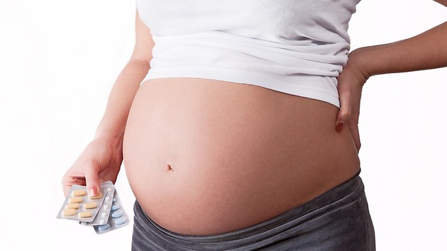 חומצה פולית.מומלצת לנשים בגיל הפוריות שלושה חודשים לפני הריון מתוכנן ובמהלך השליש הראשון להריון (צילום: shutterstock) (צילום: shutterstock)
