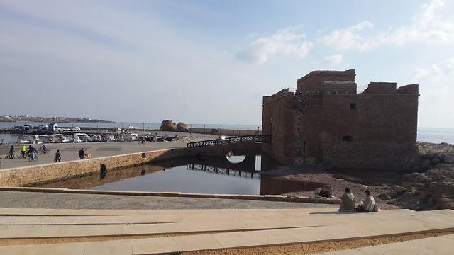 המצודה בנמל בפאפוס. טיילות באורך עשרות קילומטרים (צילום: אחיה ראב"ד) (צילום: אחיה ראב