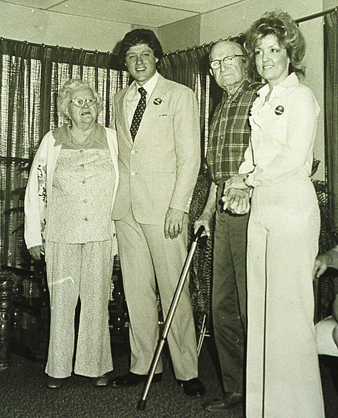 קלינטון עם ברודריק (מימין) ב-1978, השנה שבה היא טענה שנאנסה על ידי קלינטון (צילום: GETTYIMAGES) (צילום: GETTYIMAGES)