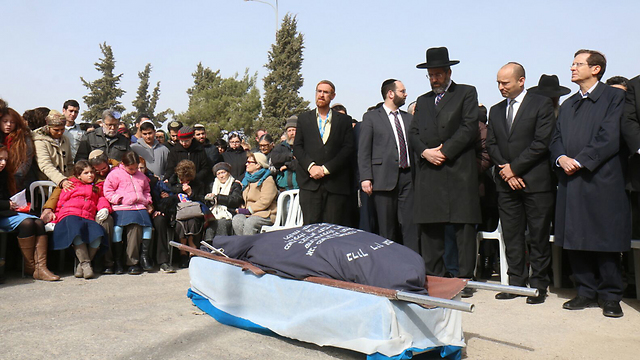 Opposition lead Herzog, right, standing alongside Education Minister Bennett and Chief Rabbi David Lau at the funeral (Photo: TPS)