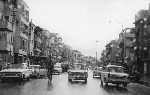 רחוב בן יהודה ביום גשום. תל אביב, שנות ה-70 (צילום: שלמה מנשה) (צילום: שלמה מנשה)