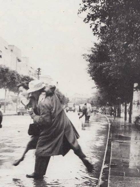 Skipping over a puddle on Dizengoff Street in the 1960s (Photo: Boris Carmi)