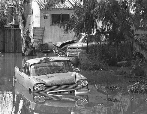 הצפות ברחוב בית הלל, מכוניות שנתקעו וננטשו בשכונת מונטיפיורי. תל אביב, 1974 (צילום: יעקב סער, לע"מ) (צילום: יעקב סער, לע