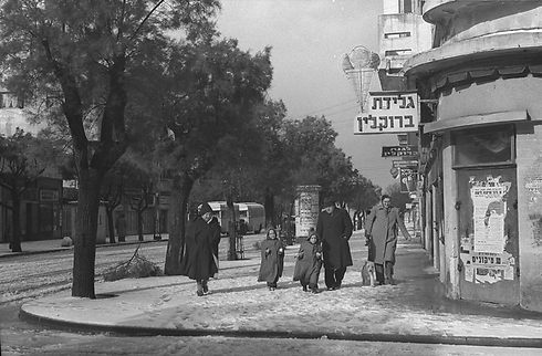 Corner of 15 Allenby Street and 1 Idelson Street in Tel Aviv, 1950 (Photo: David Eldan/GPO)