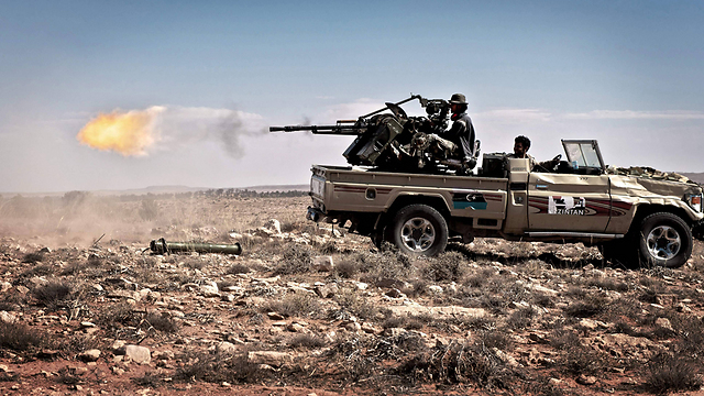 מורדים לובים יורים לעבר כוחות הנאמנים לקדאפי ב-2011 (צילום: AFP) (צילום: AFP)