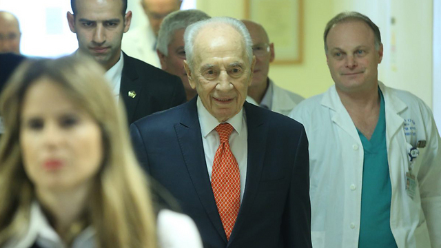 Former President Shimon Peres being released from hospital after suffering a heart attack (Photo: Motti Kimchi)