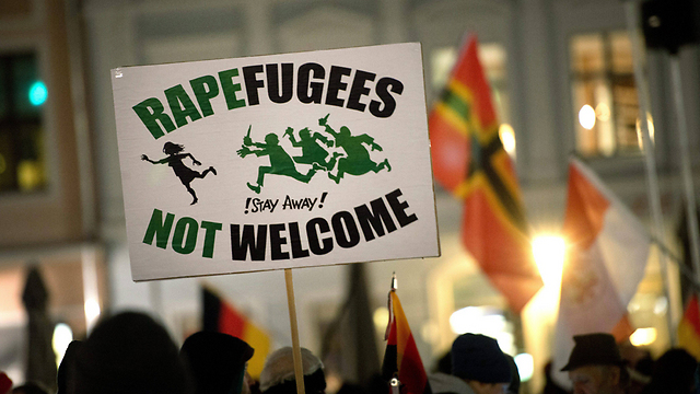 הפגנה של הימין הקיצוני נגד מהגרים בגרמניה (צילום: EPA) (צילום: EPA)