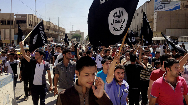 נשלטים על ידי ארגון הטרור. הפגנה בעד דאעש במוסול, עיראק (צילום: AP) (צילום: AP)