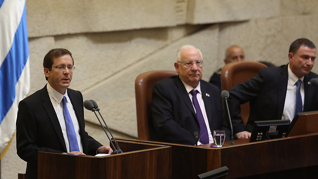 Herzog speaking at the Knesset (Photo: Gil Yohanan)