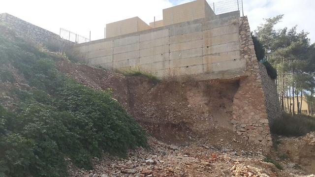 לפי התביעה, בעקבות החפירה התגלו סדקים ושברים בקירות התומכים (צילום: אחיה ראב"ד) (צילום: אחיה ראב