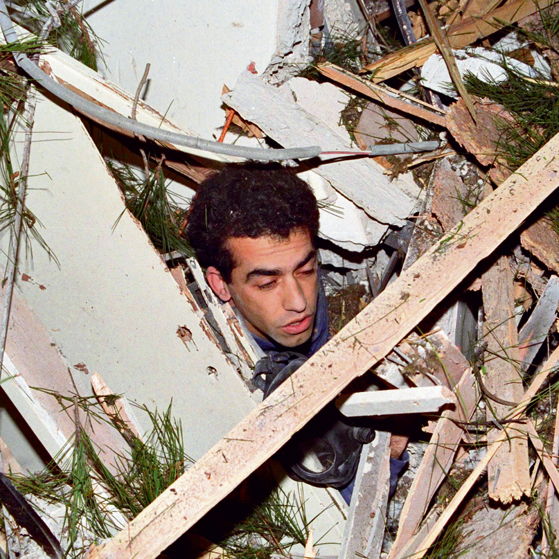 פברואר 1991 . ראש בין ההריסות של בית שנפגע מטיל בסביון