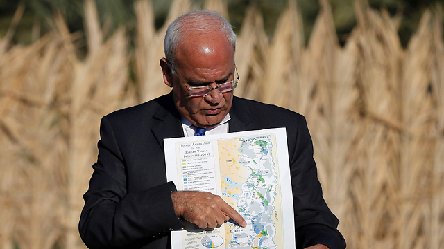 Арикат показывает карту Палестины.  Фото: AFP