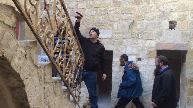 Settlers break into Palestinian apartments in Hebron (Photo: Elisha Ben Kimon)