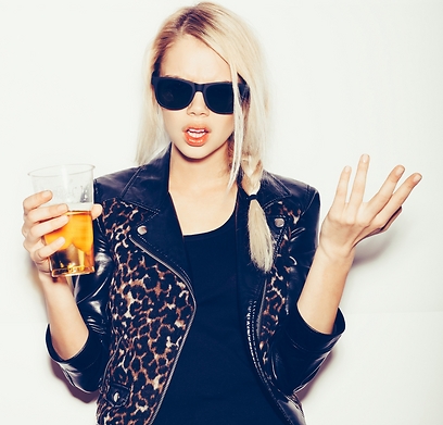 גם אנחנו אוהבים מעדיפים בירה, אבל היא פחות תעזור לך כשזה מגיע להתאהבות (צילום: Shutterstock) (צילום: Shutterstock)
