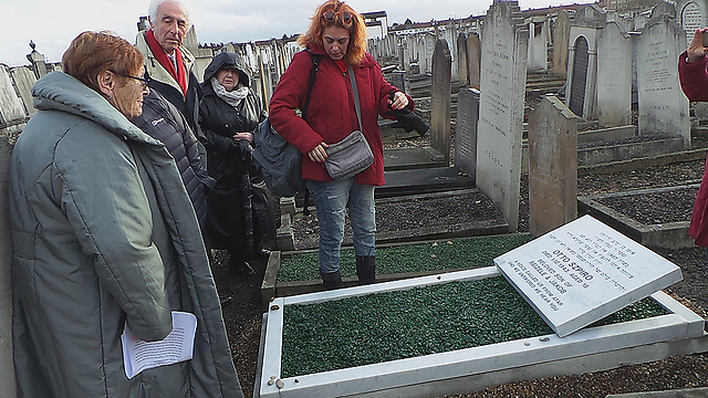 מרים ליד קבר אחיה: "לא הבנתי איך מצאו אותו בלונדון" (צילום: מתן צורי) (צילום: מתן צורי)